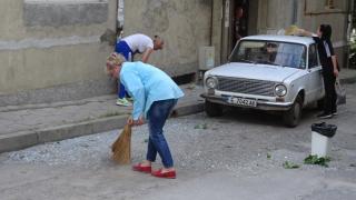 Мощна експлозия разтресе жилищна кооперация, лекари вадят обгорена благоевградчанка от дома й (СНИМКИ)