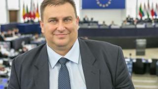 Евродепутатът Емил Радев: Промените „Макрон“ ще ударят малките превозвачи