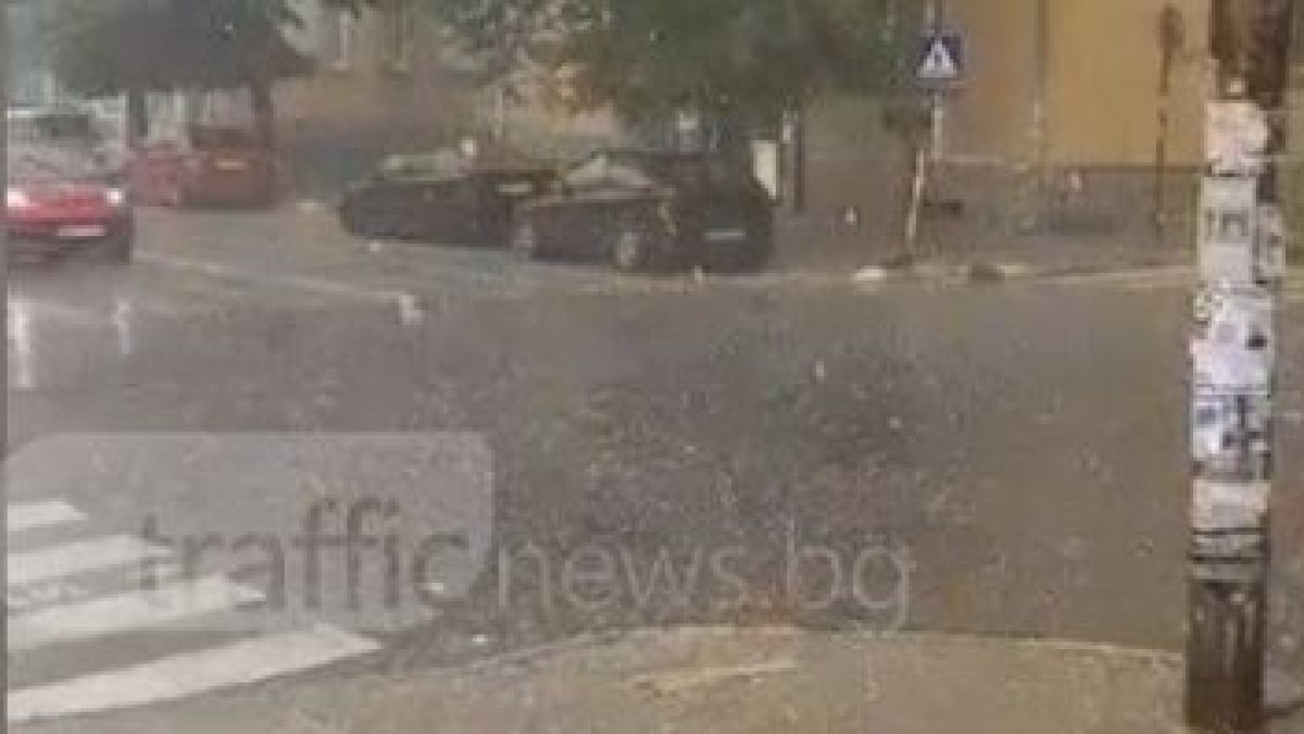 Силна градушка помля Асеновград (ВИДЕО)