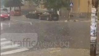 Силна градушка помля Асеновград (ВИДЕО)