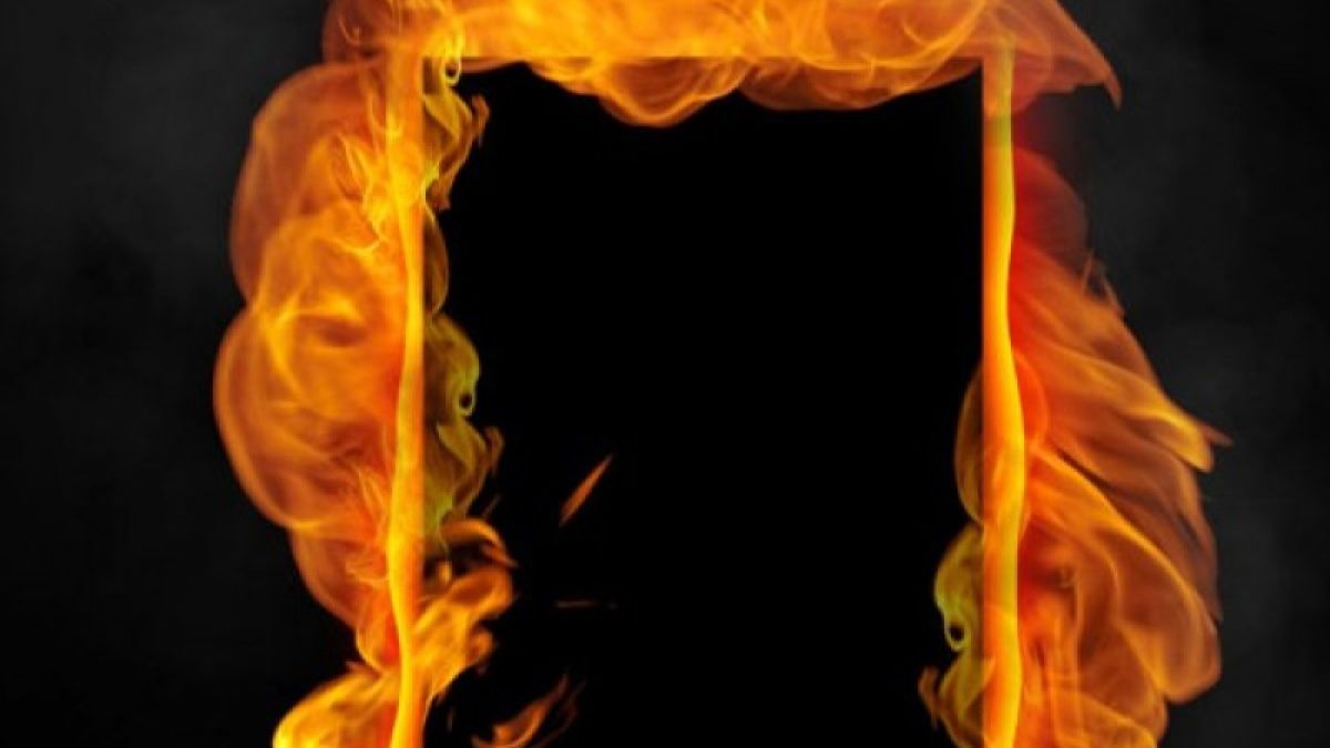 Мъж от Бачково се видя в чудо! Жена запали входната му врата 