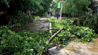 До края на месеца: Залива ни градушка с торнадо, но най-страшното е, че синоптиците са безсилни