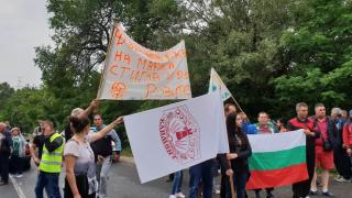 Огромен бунт и блокада на пътища в Карловско, страшно е! (СНИМКИ)