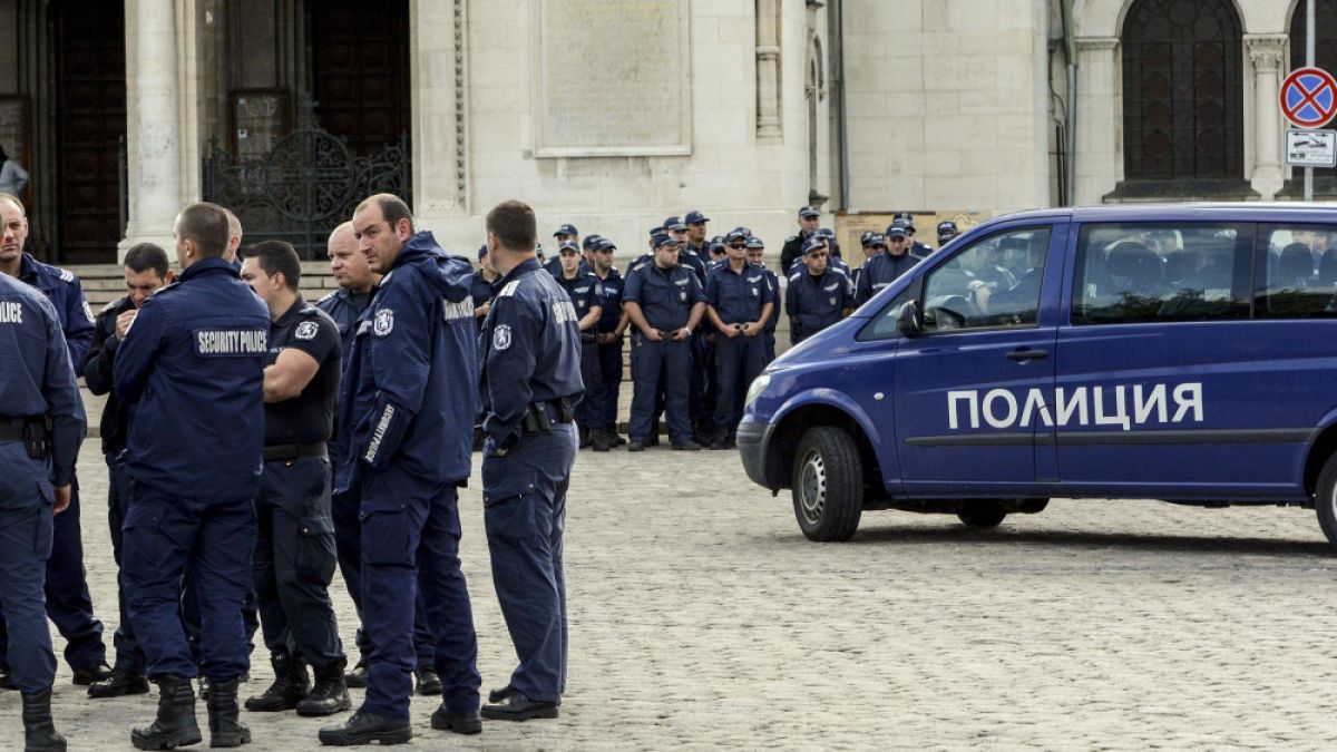 По 20 часа на крак стояли полицаите заради Меркел и Макрон