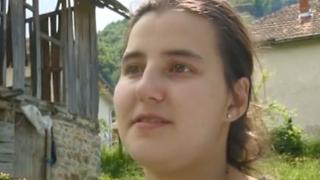 Младата Михаела закъса здраво, остана с бебето си на улицата и се принуди да...