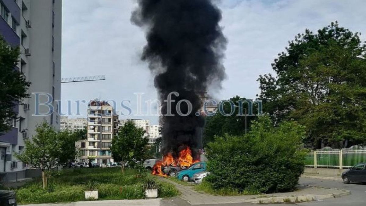 Шок в Бургас: Взривове и гъст дим изплашиха местните жители (СНИМКИ)