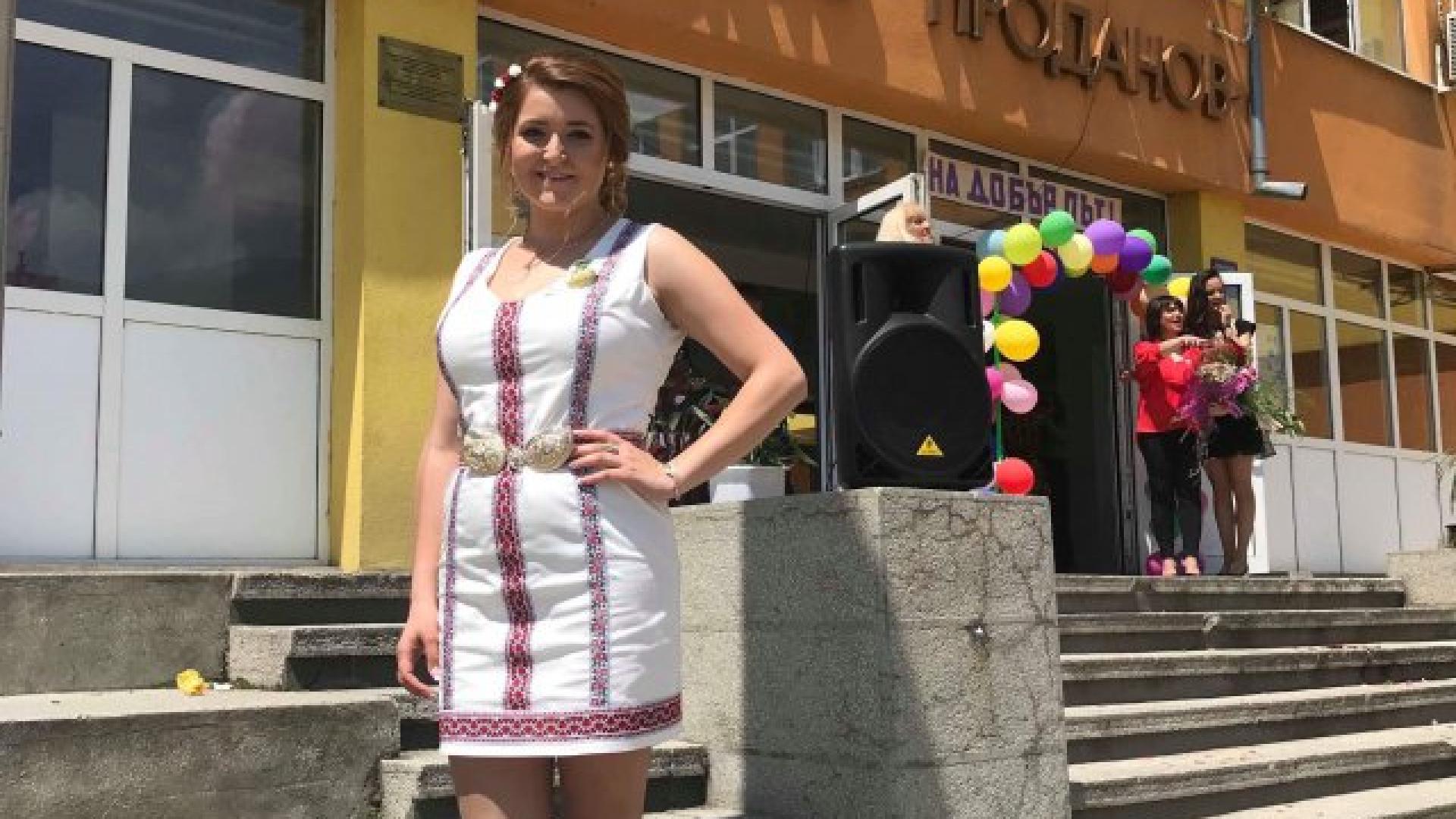 Танцьорката Ива си избра ето тази носия за абитуриентската вечер, ще идва на бала с музикант и каба гайда (СНИМКИ)