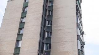 Пожарникари носиха на ръце жена до 11-ия етаж в Пловдив, причината е изключително нелепа 