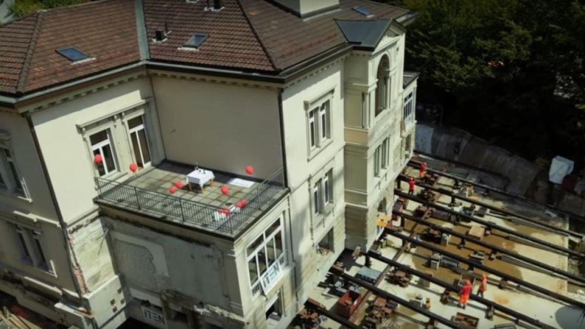 ЗРЕЛИЩНО ВИДЕО показва как преместват вила в Швейцария!