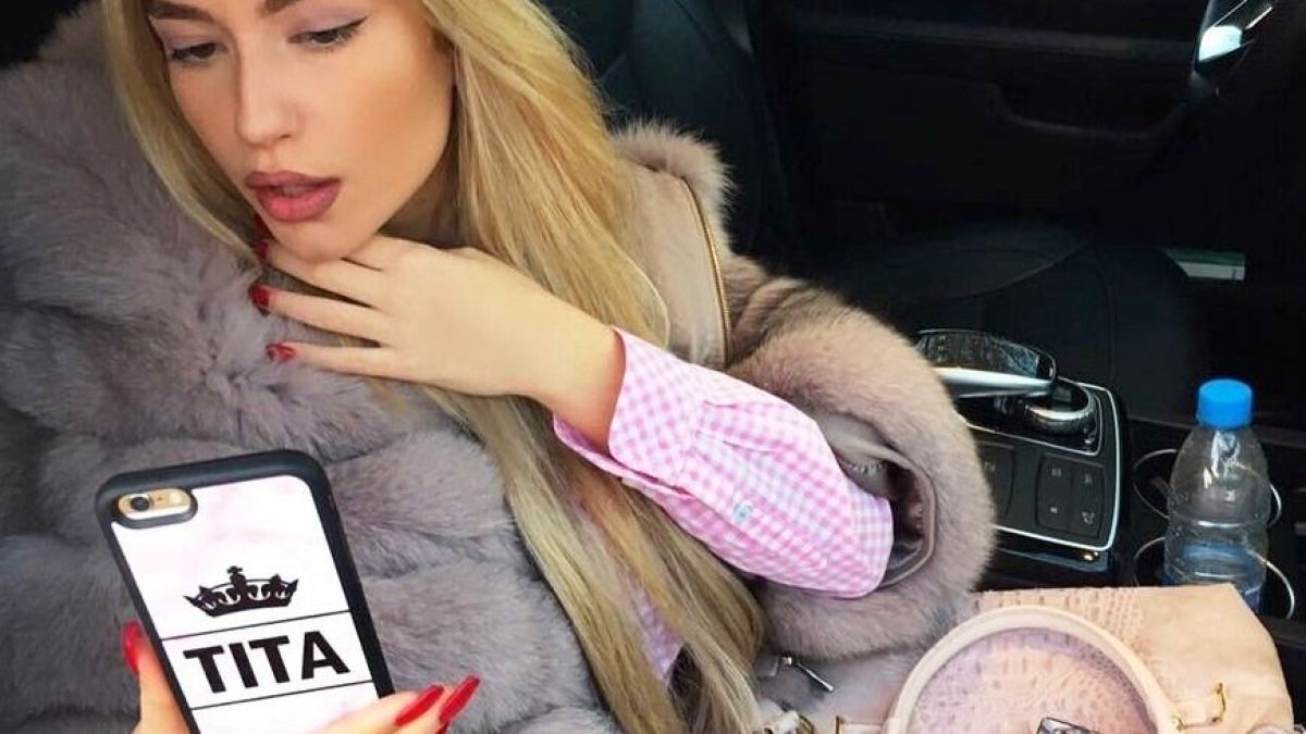 Тита с гаджето си Виктор на бала