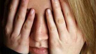 Учител дрогира 18-годишна девственица, прави секс с нея и я зарази с ХИВ (СНИМКА)