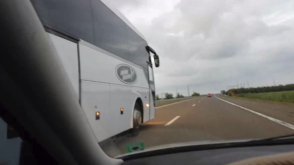 Автобус на "Юнион Ивкони" изпреварва леки коли с бясна скорост  (ВИДЕО)