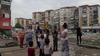 Багерите влязоха в "Столипиново", но ромите са непреклонни: Отново ще си построим къщи (СНИМКИ/ВИДЕО)