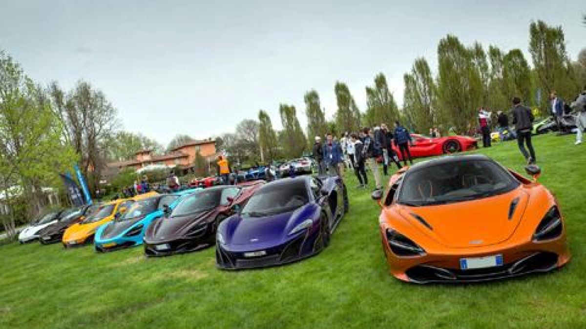 Изложението на суперавтомобили Cars & Coffee идва в България (СНИМКИ)