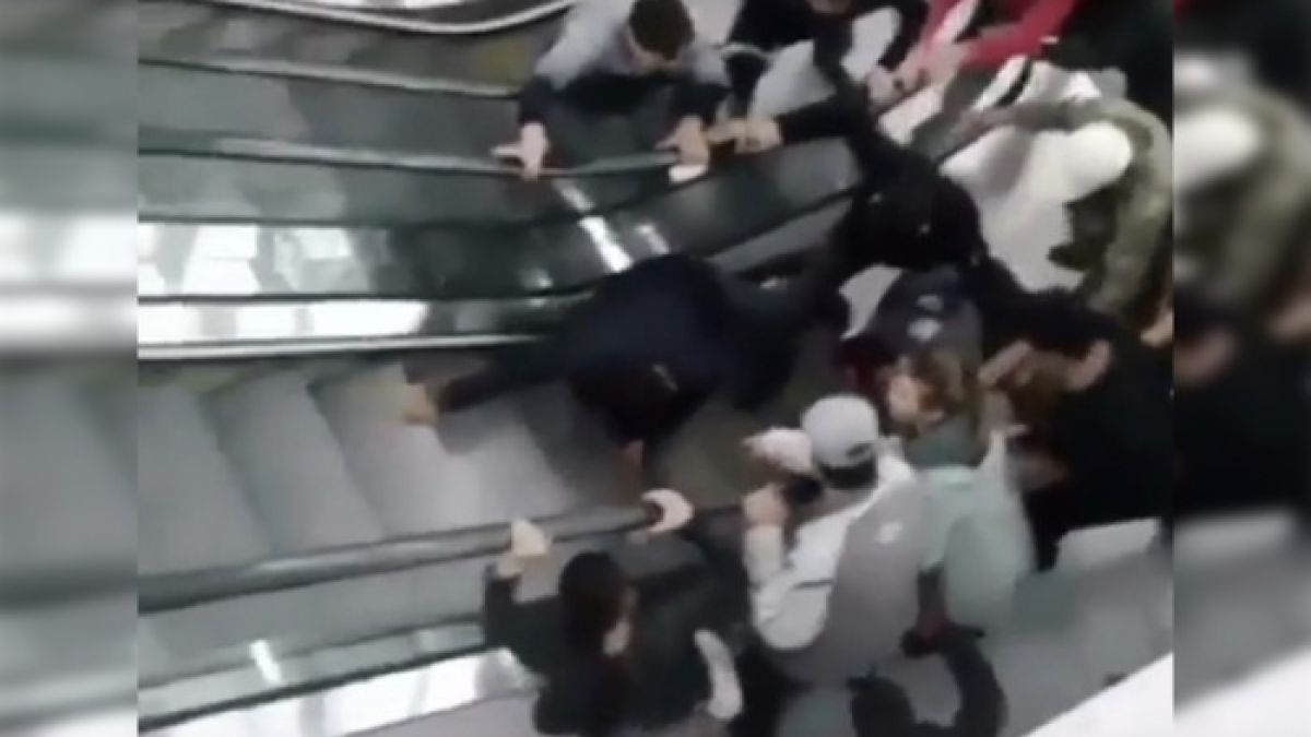 Посетителите на търговски център чуха ужасяващи викове за помощ и след това се случи нещо удивително (ВИДЕО)