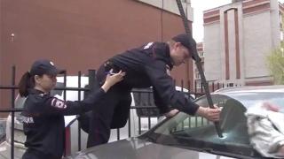 Мъж проби с лост колата на възлюбения на бившата си съпруга (ВИДЕО)