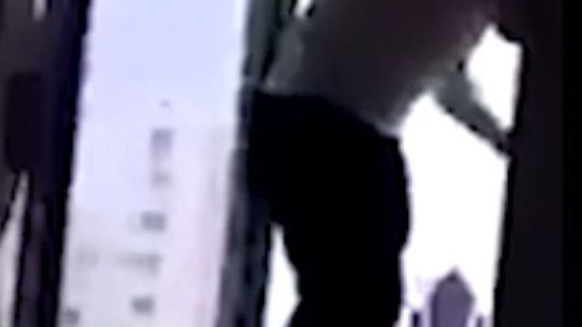 Ужасяващо ВИДЕО 18+: Пиян тийнейджър се покачи на прозореца за чист въздух, но се подхлъзна и стана най-лошото 