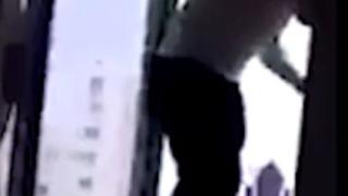 Ужасяващо ВИДЕО 18+: Пиян тийнейджър се покачи на прозореца за чист въздух, но се подхлъзна и стана най-лошото 