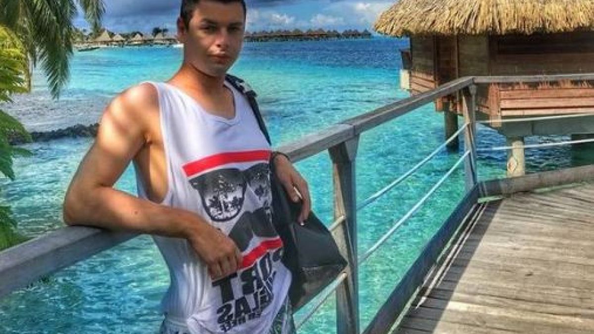 Помните ли скандалния абитуриент с костюм на "Филип Плейн" за 18 бона от Бургас? Ще се шашнете какво прави той в момента (СНИМКИ)