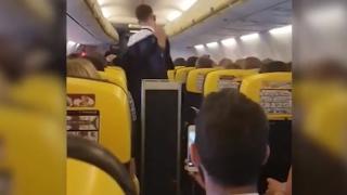 Палав стюард захвърли дрехите си по време на полет и изтанцува еротичен танц (ВИДЕО)