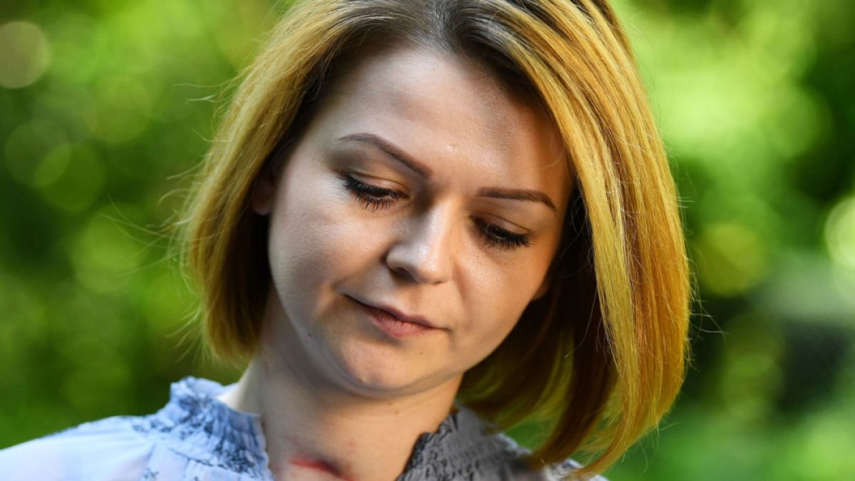 Извънредно от Острова: Юлия Скрипал проговори с дупка на врата, смята да се връща в Русия! (ПЪРВИ СНИМКИ)