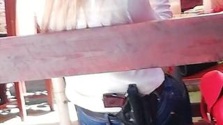 Само в БЛИЦ: Секси руса мацка втрещи столичани с това, което криеше зад гърба си (СНИМКА)