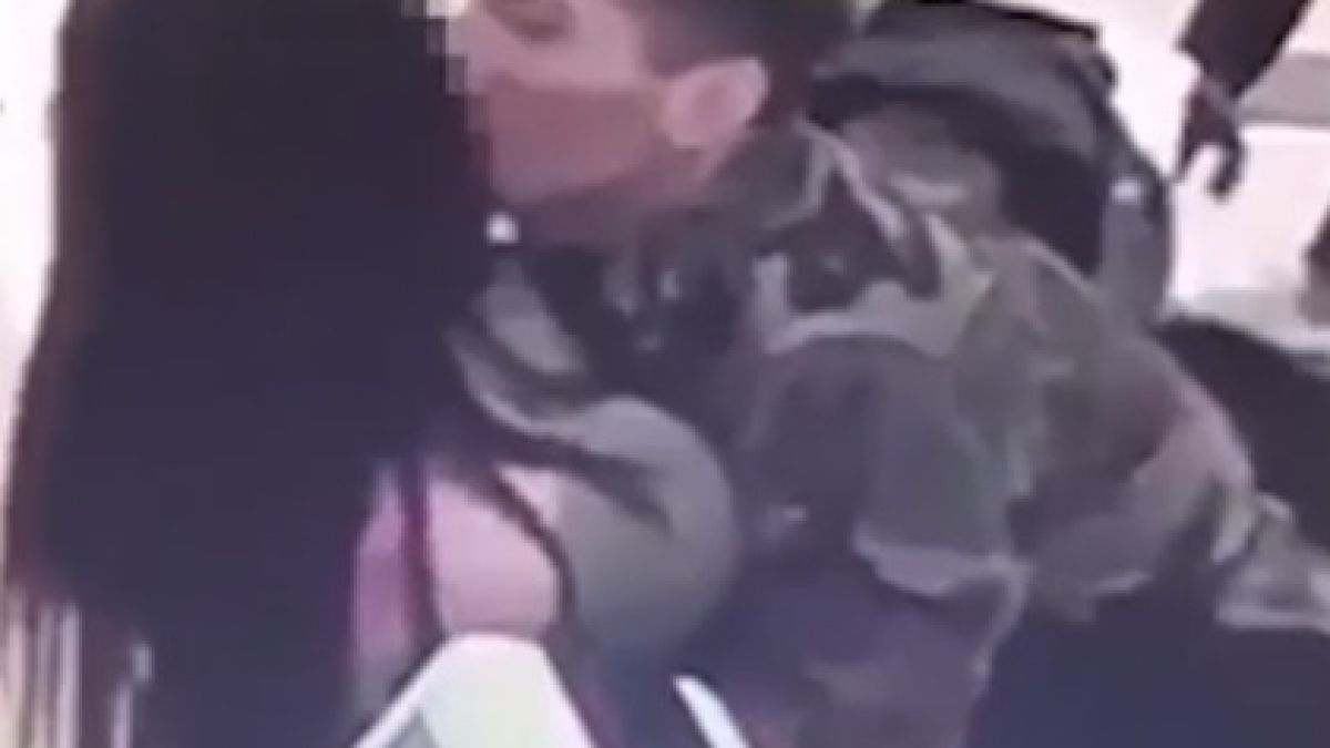 Британска двойка се отдаде на разюздан разврат пред очите на деца в МакДоналдс (СНИМКИ/ВИДЕО 18+)