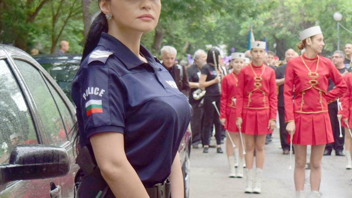 Тази побъркващо секси полицайка от Пловдив ще ви накара да извършите престъпление, за да ви арестува (СНИМКИ)