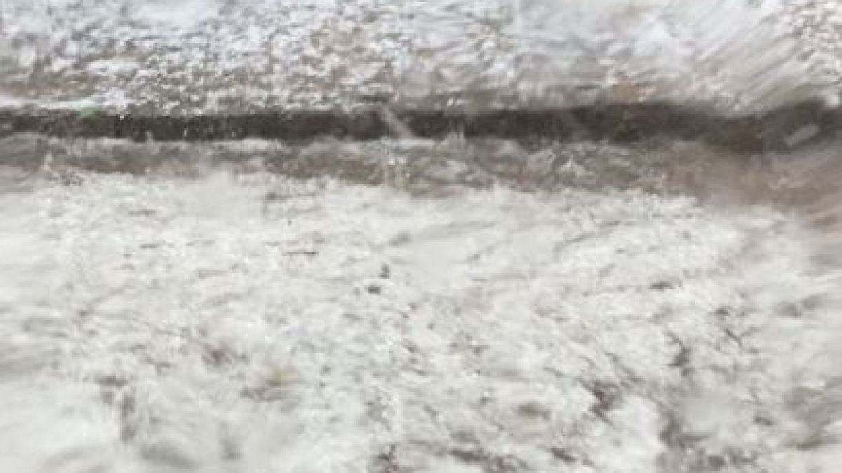 В Панагюрище се чудят и маят какво е това чудо, което се изсипа от небето днес (СНИМКИ)