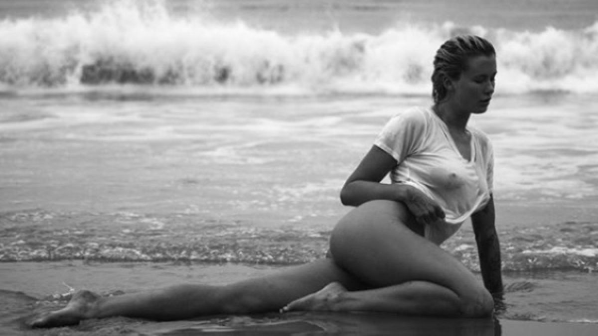 Дъщерята на Ким Бейсинджър е невероятна красавица, а голата й фотосесия докарва инфаркт! (СНИМКИ 18+)