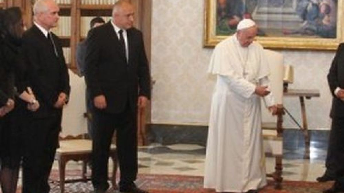 Борисов носи три уникални армагана на папата 