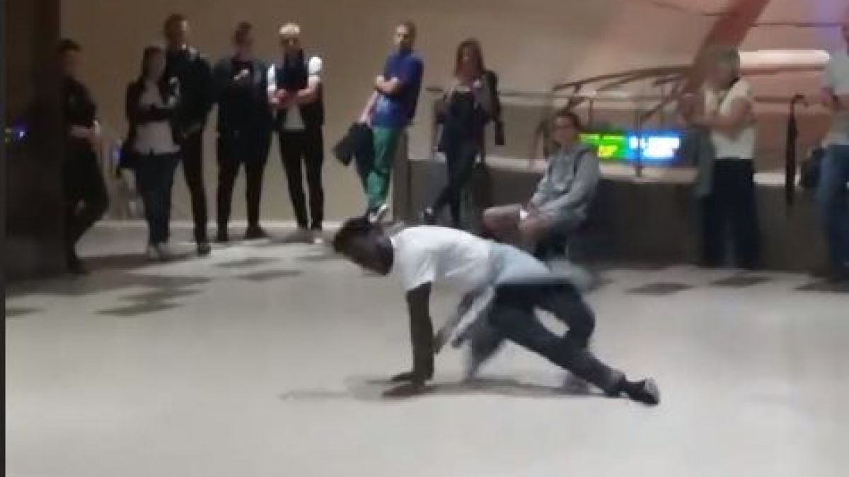 Само в БЛИЦ! Софиянци онемяха от изпълненията на чернокож мъж в метрото (СНИМКИ/ВИДЕО)