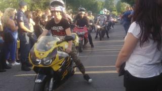 Кюстендилски абитуриент събра погледите на зяпачите! Дойде на бала с... (СНИМКА)