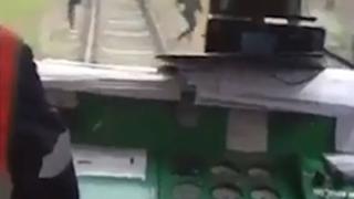Влак призрак подплаши момичета, разхождащи се по релсите (ВИДЕО)