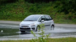 Вижте какво да правите при аквапланинг
