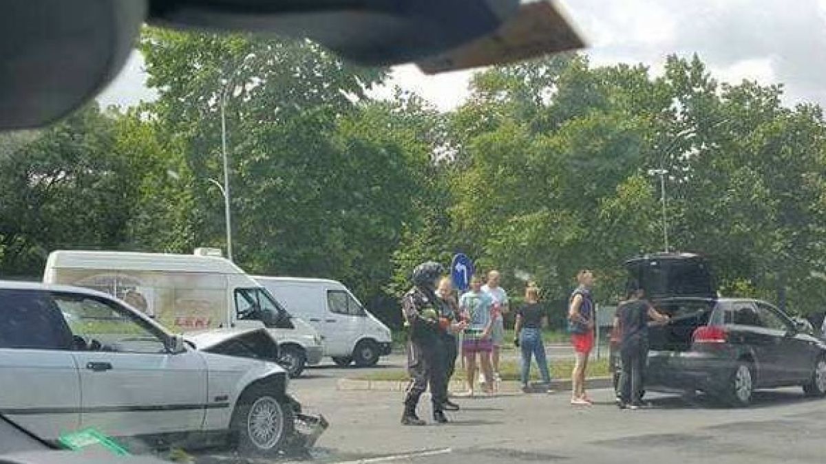 БМВ се помля след зверски удар с Ауди в Бургас (СНИМКИ)