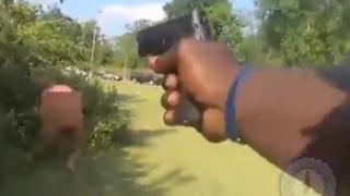 Ченгета застреляха полудял гол мъж в САЩ (ВИДЕО 18+)
