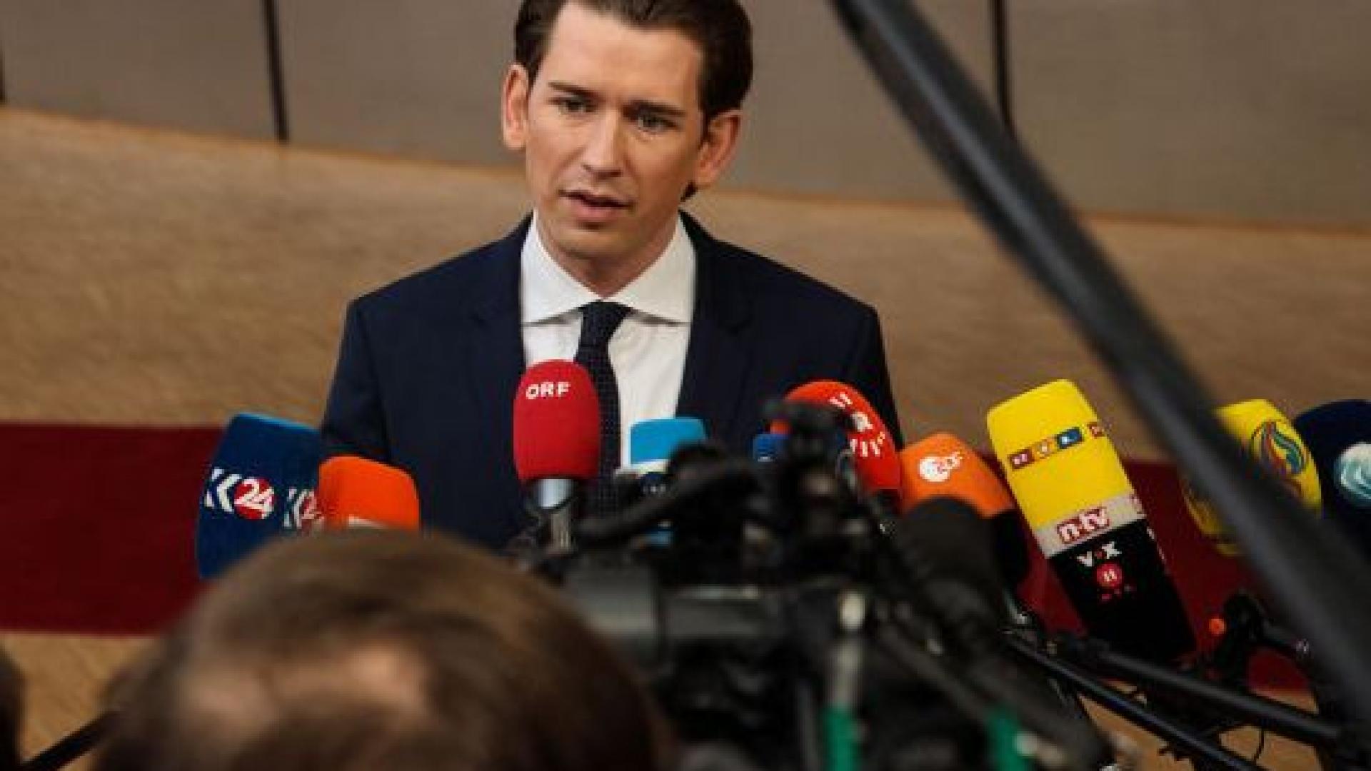 Австрийският канцлер безкомпромисен: Имигрантите да се спират още в Африка 