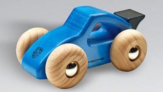 Абсурд: Porsche отзовава... играчки