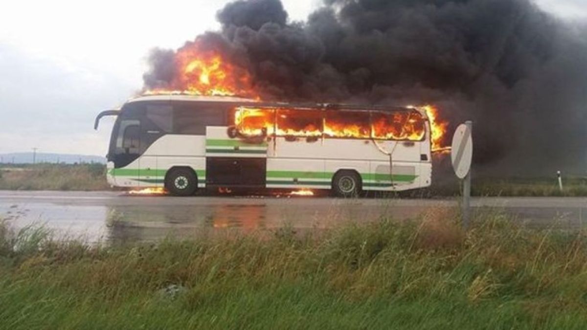 Наказание божие? Вижте как светкавицата удари автобуса и го изпепели (ВИДЕО)