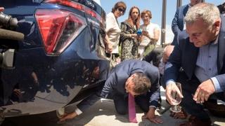 Kурумбашев показа как от ауспуха на кола тече чиста вода, а зам.-министър пи от нея (СНИМКИ/ВИДЕО)