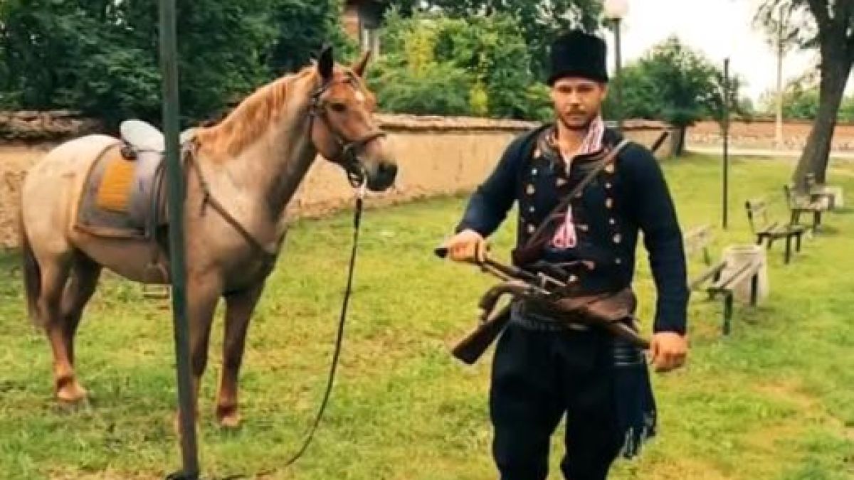 Невиждано! Илиян облече хайдушко елече, метна пушка на рамо, яхна кон и тръгна в галоп за... абитуриентския си бал (ВИДЕО)