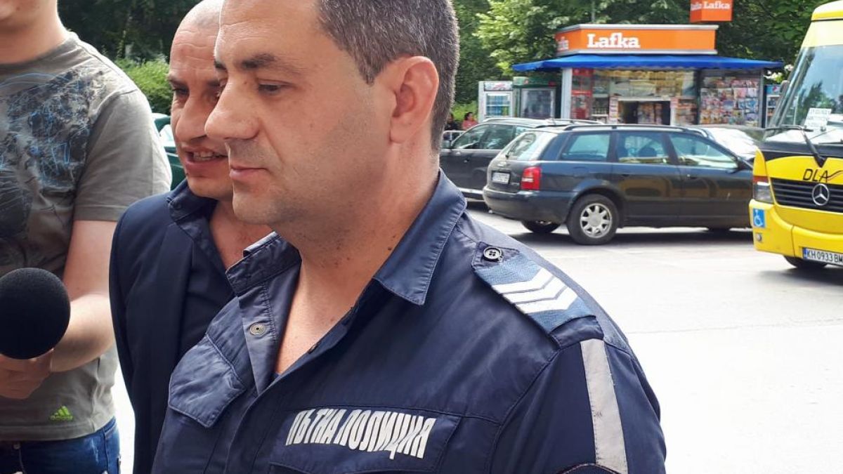Изнервен баща на абитуриент нападна полицай (СНИМКА)