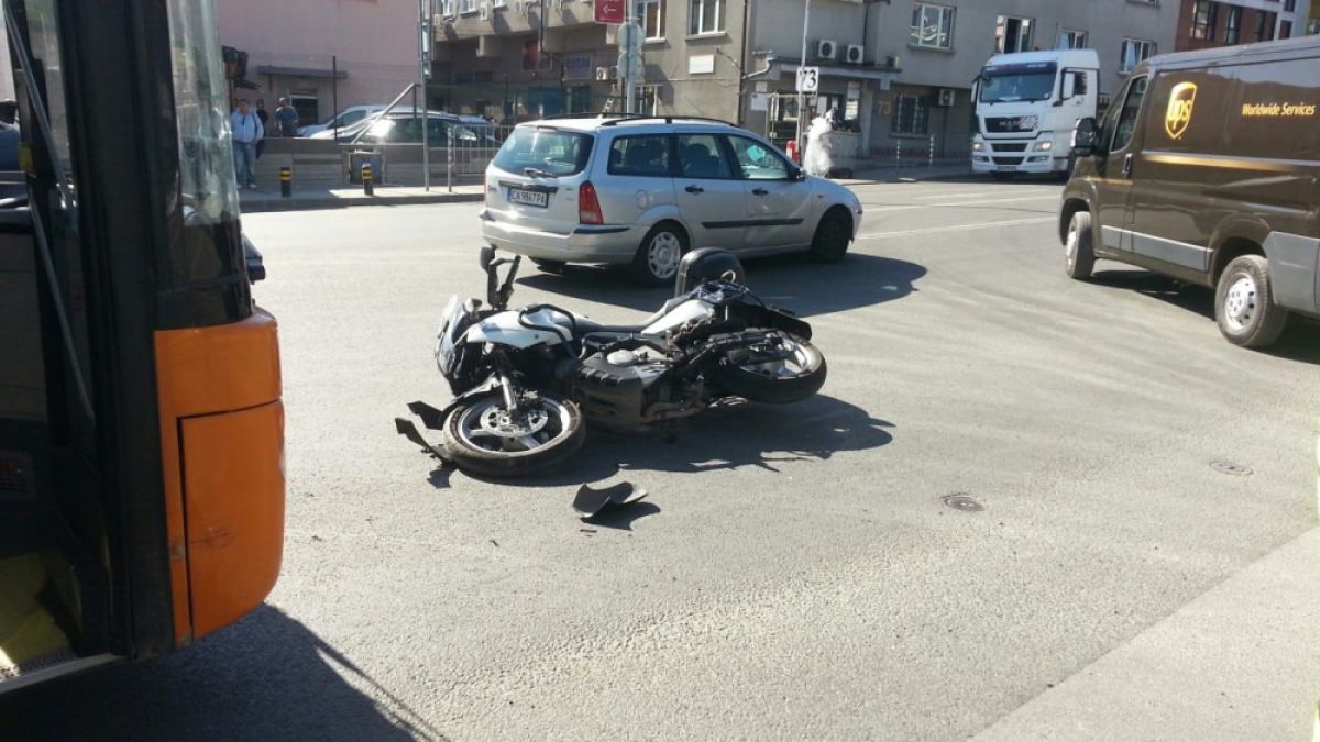 Първо в БЛИЦ! Автобус блъсна мотористка на "Черни връх" (СНИМКИ)