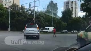 Така стават катастрофите! Джигит с джип изправи косите на пловдивчани с опасна маневра (ВИДЕО)