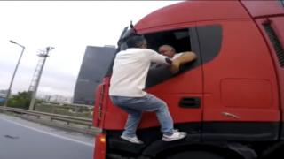 Зрелищно ВИДЕО! Вижте как блъснатият от български тираджия в Истанбул турчин взима на абордаж камиона му (ВИДЕО)