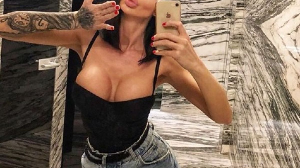 Мрежата се отврати от тази СНИМКА 18+ на циците на Деси Фотосесията 