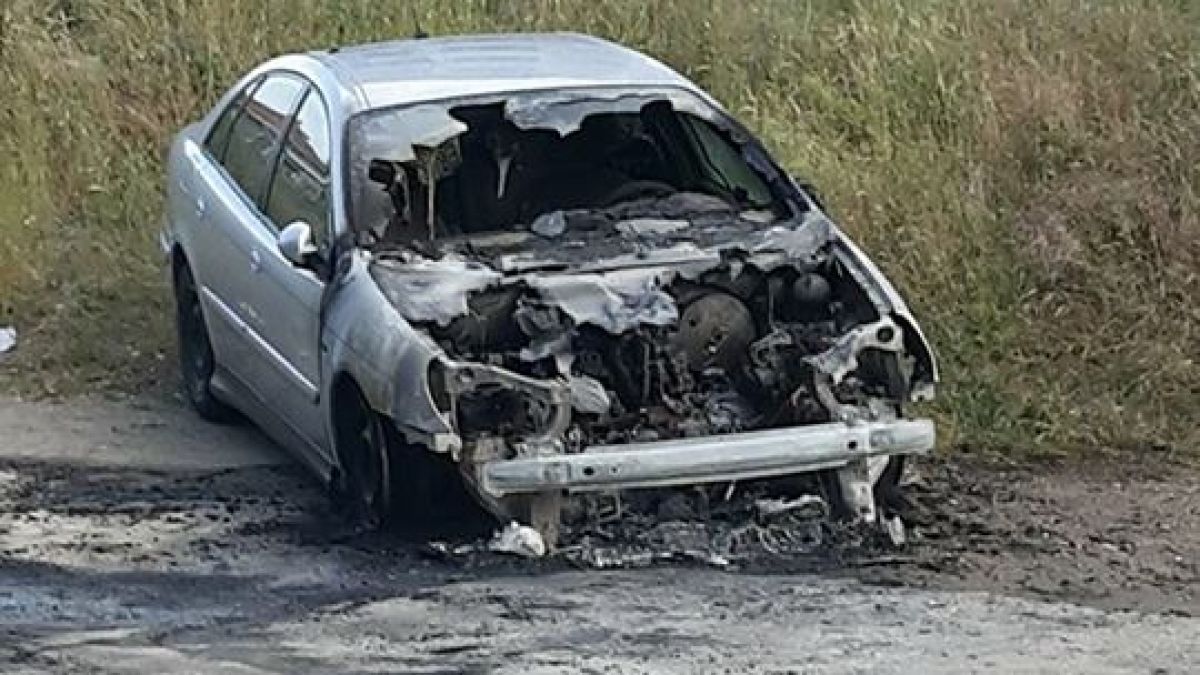 Кола на бивш полицай изгоря в Сопот, изправи комшиите на нокти (СНИМКИ)