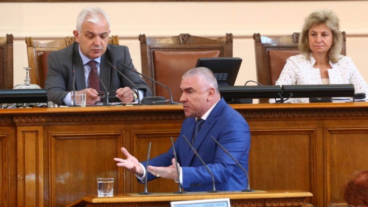 Марешки пак се разпени и нападна Каракачанов 