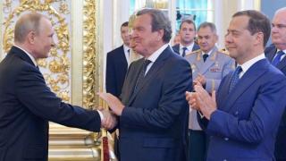 Германия наказа приятеля на Путин Герхард Шрьодер